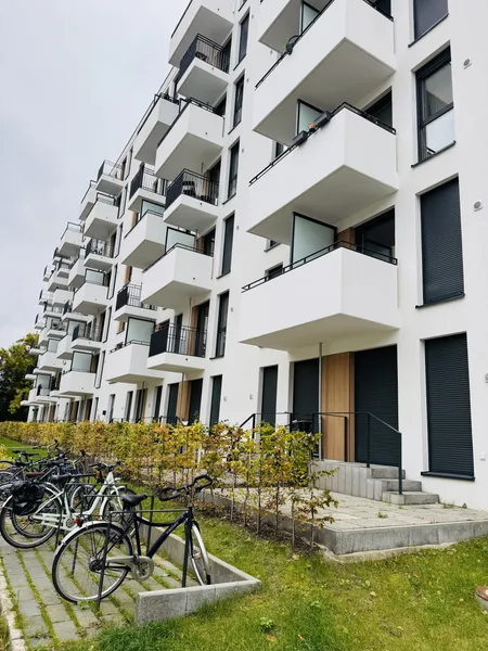 Sehr hell und voll möbliertes Apartment mit Balkon und EBK! — photo 1